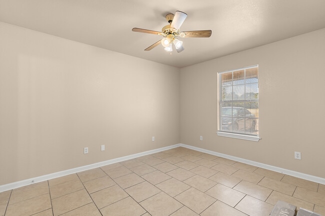Building Photo - 233 E Craven Ave