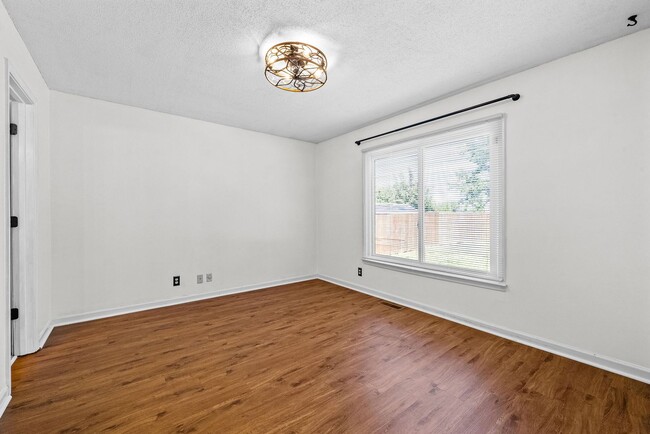 Building Photo - 1409 Janet Way Dr