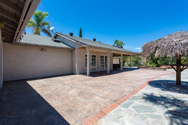 Building Photo - Spacious Entertainers Retreat in San Carlos!