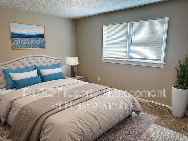 Building Photo - 916 W 5th Ave