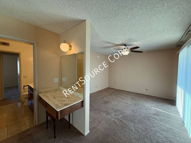 Building Photo - 39642 Country Club Dr