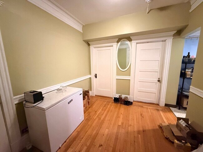 Building Photo - 464 Commonwealth Ave