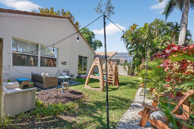 Building Photo - 6689 Southport Dr