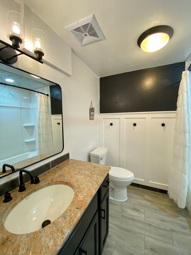 Building Photo - Beautifully Maintained Central 4 Bedroom. ...