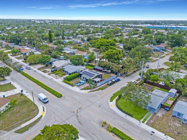 Building Photo - 5341 N Andrews Ave