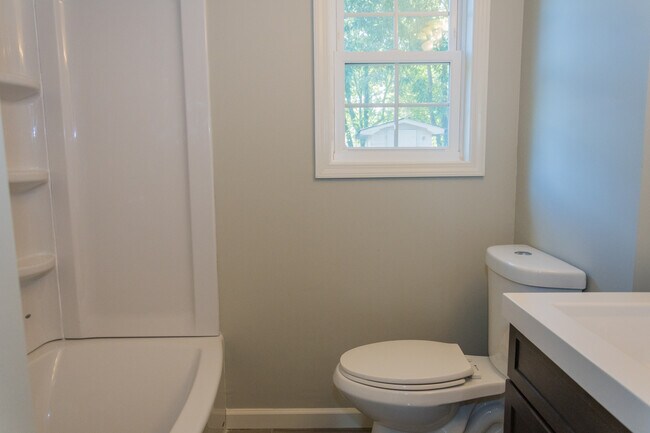 Building Photo - 3 Bed 1.5 Bath