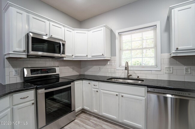 Building Photo - 10 Red Cedar Ln