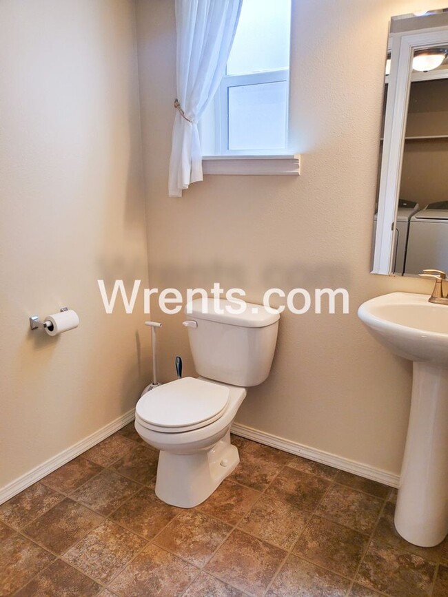 Building Photo - Beautiful 2 Story Home!