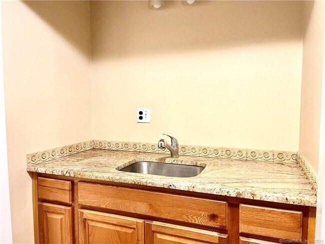 Building Photo - 98 Soundview Dr