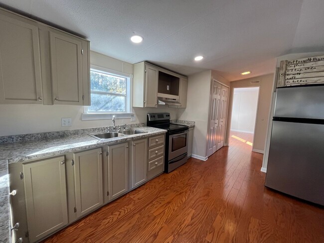 Building Photo - Newly renovated 3 Bedroom, 2 Bathroom Manu...