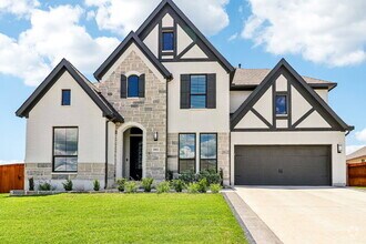 Building Photo - "Spacious 5-Bed Oasis with 4.5 Baths – You...