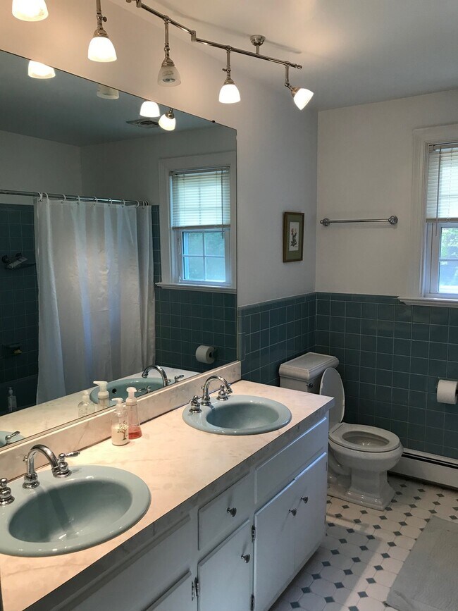 Building Photo - Renovated Colonial in Bon Air