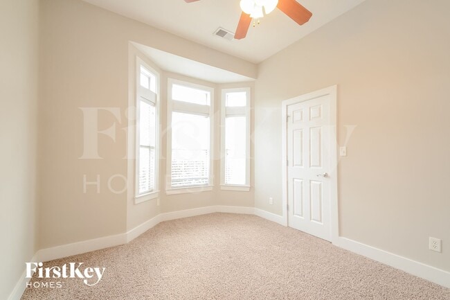 Building Photo - 4587 Clubview Dr