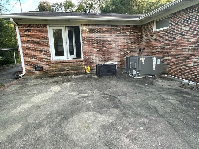 Building Photo - 2 bed/ 1 bath duplex with Carport