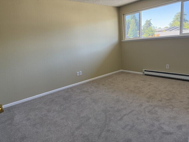 Building Photo - Updated Bellevue Condo with Reserved Parki...