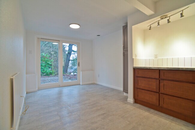 Building Photo - 809 S Summit Ave