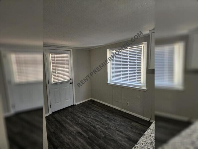 Building Photo - 741 Lynda Dr