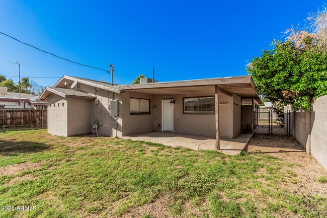 Building Photo - 2409 W Cortez St