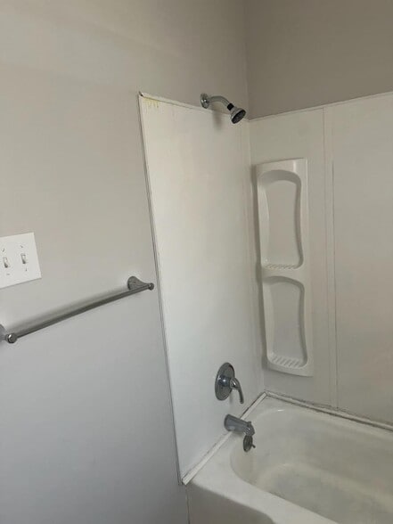 Building Photo - 208 Cloverleaf Dr