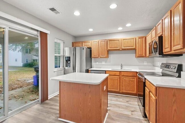 Building Photo - 8010 Shadow Oak Dr