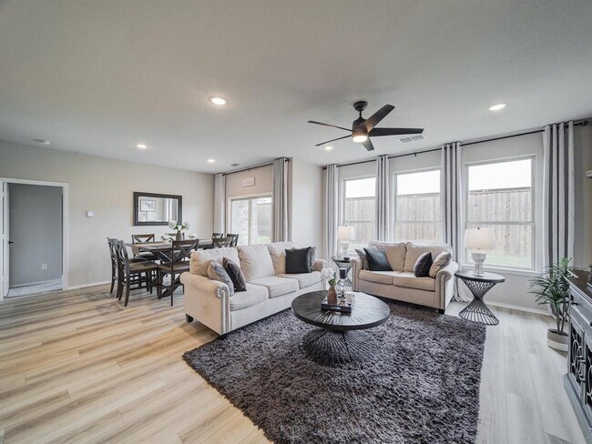 Building Photo - 2218 Maplewood Dr