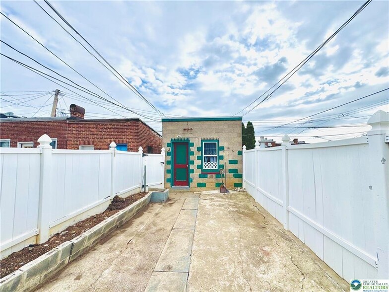 Building Photo - 637 N Penn St