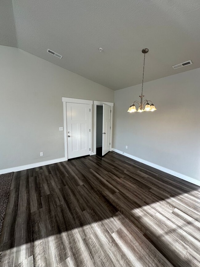 Building Photo - Bright and Modern 3 Bed Condo in Prime Location with Pool & Clubhouse!!