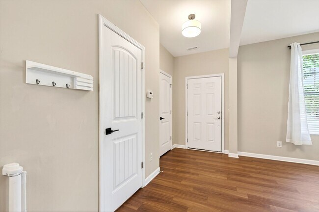 Building Photo - 117 Holly Berry Ln