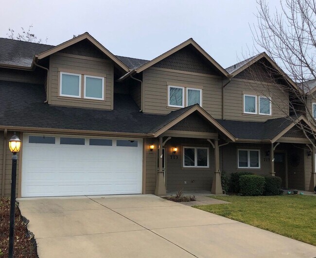 Building Photo - 2BED2BATH -2CARGARAGE, WASHER/DRYER HOOKUP, STORAGE, OWNER LANDSCAPE MAINTENANCE