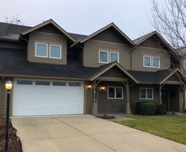 Building Photo - 2BED2BATH -2CARGARAGE, WASHER/DRYER HOOKUP, STORAGE, OWNER LANDSCAPE MAINTENANCE