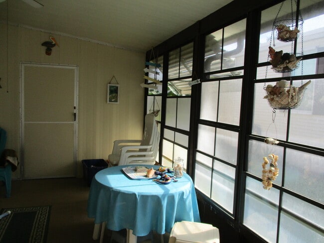 Building Photo - 7915 SE Independence Ave