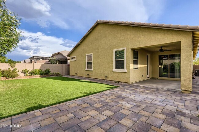 Building Photo - Gorgeous single level 4-bedroom, 3-bathroom home nestled in an upscale gated community in Peoria