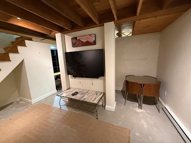 Building Photo - Spacious 2BR/1.5BA Townhouse Available February 15th!!  Great West End Location!!