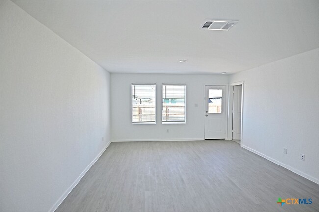 Building Photo - 527 Sarah Wy