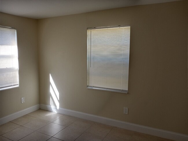 Building Photo - Come see this 2/1 with no Hoa