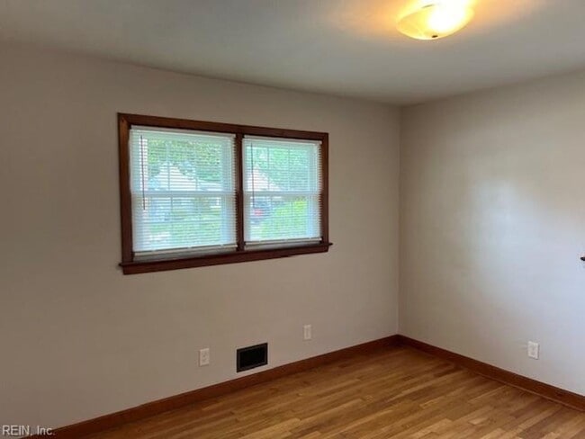 Building Photo - Bayview Community