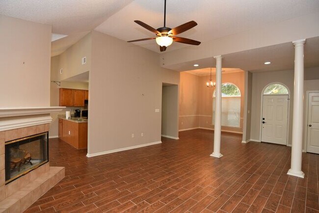 Building Photo - Wilmington Island Gem!