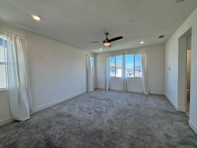 Building Photo - Stunning 4 Bedroom 3.5 Bath Home WITH SOLA...
