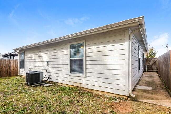 Building Photo - 10509 Shadywood Dr