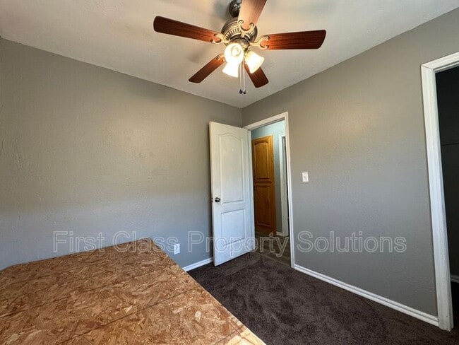 Building Photo - 704 N Gale Ave