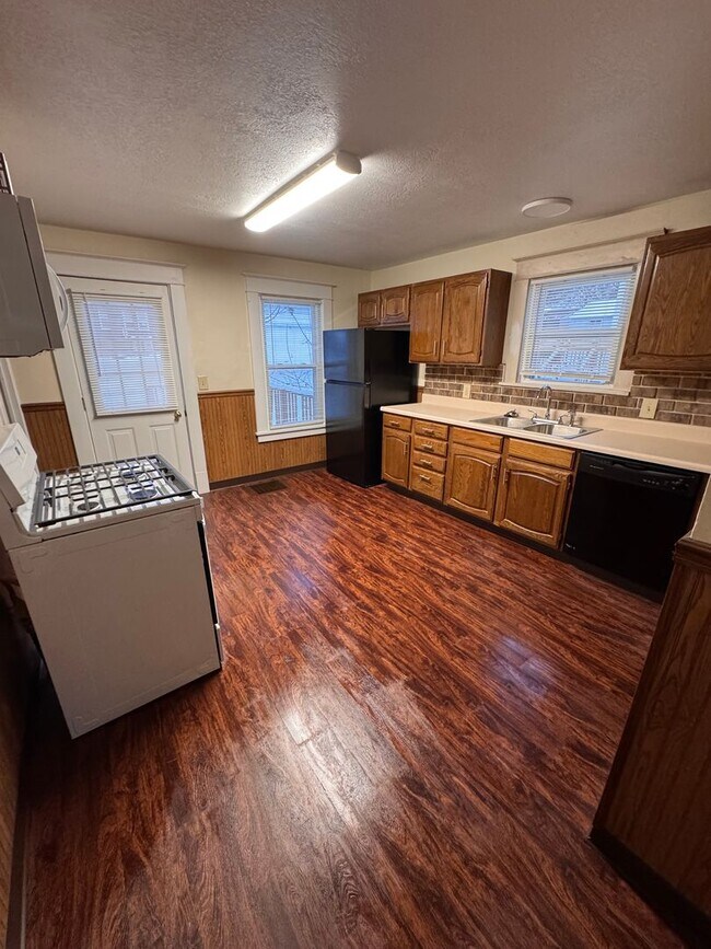 Building Photo - 100 Smithonsian St.