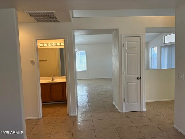 Building Photo - 10443 W Medlock Dr