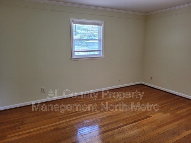 Building Photo - 2437 Lower Roswell Rd