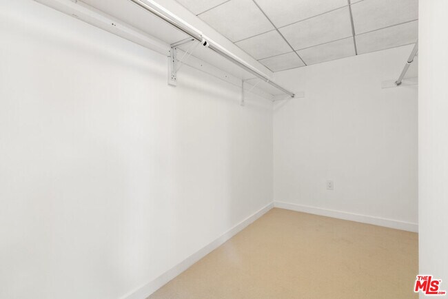 Building Photo - 13700 Marina Pointe Dr