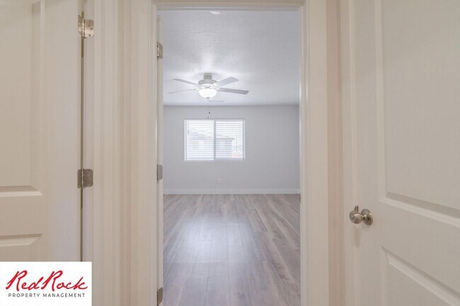 Building Photo - Gorgeous 3 Bedroom Townhome in Washington!