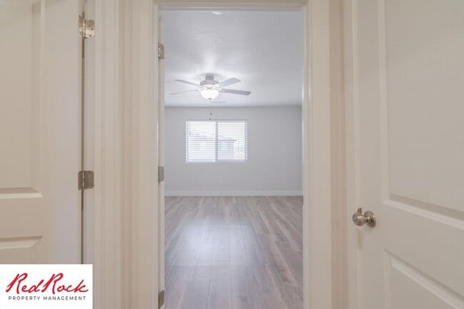 Building Photo - Pet friendly 3 Bedroom Townhome in Washington!