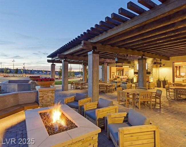 Building Photo - Stunning 3 Bedroom in Skye Canyon Master P...