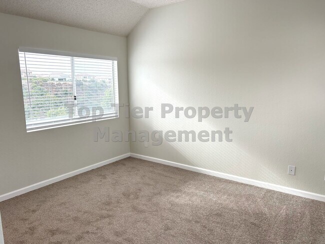 Building Photo - ***Beautiful 3 bed / 2.5 bath House in a N...