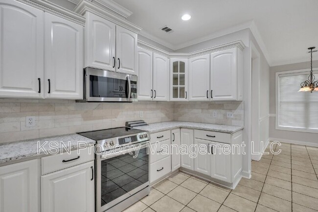Building Photo - 5 Southernwood Pl