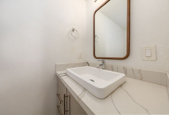 Building Photo - Large, Gorgeous Single Story Pool Home